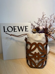 Loewe  Anagram 小牛皮鏤空小包