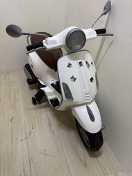 Vespa 兒童電動車 白色