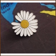 SQ2 GD Same Paragraph Daisy Brooch Peaceminusone G-dargon Brooch QS2