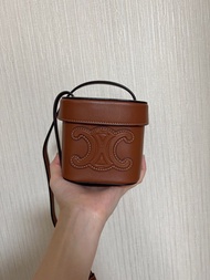 CELINE Small Box Cuir Triomphe 焦糖色水桶方包