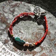 復古西藏綠松石與古瑪瑙、復古欽銀與復古奧裡薩黃銅、多彩紅心琉璃珠、復古印度銀飾點綴的手鍊