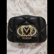 MOSCHINO  金屬Logo菱格紋斜背包 黑