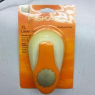 Fiskars Scalloped Circle, XL Lever Punch 2.0"