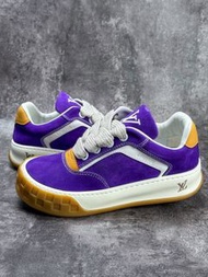 💥現貨💥 爆款超吸睛紫撞色厚底麂皮舒適休閒鞋 | Louis Vuitton LV Trainer Maxi 粗麻花鞋帶運動板鞋|