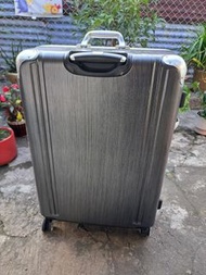 紫色及灰色行李箱
