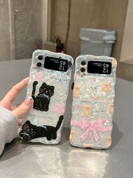 （🌟特價優惠🌟）（現貨）（包順豐智能櫃/順豐站）（送手機鋼化膜）可愛卡通扭扭型號手機殼，適用於三星手機殼Z系列粉底波點HelloKitt卡通翹腿人偶 型號zflip3,zflip4,zflip5，Sa