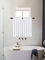 一塊純白防水小短窗簾。它是半透明但不透明，由現代化聚酯纖維製成，適用於小窗戶、廚房、浴室、地下室、櫥櫃、房車、房車和臥室。