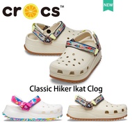 crocs แท้ 100% HIKER IKAT CLOG รองเท้าแตะ Crocs กันลื่น เหมาะกับเดินชายหาด สําหรับผู้หญิง#207990