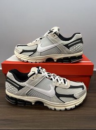Nike Air Zoom Vomero 5通勤跑步鞋 男女同款 白黑
