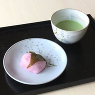 粉狀牛奶咖啡球、茶碟