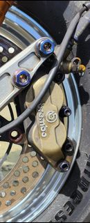 Brembo 左邊對四剎車卡鉗