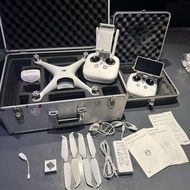 包含 Phantom 4 Pro V2.0 遙控器（2 個）、1 個電池和遙控器 ID。註冊資訊可在 6 月更改。