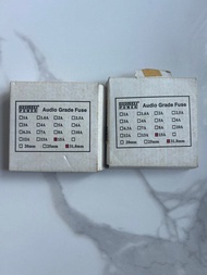 經典發燒音響保險絲 Isoclean 金 Fuse，長款 31.8mm / 15A 規格。 這款大電流 Fuse 適合用於大型後級、高級電源濾波器或隔離牛等器材。聲音特點是能顯著擴展高低兩端的頻寬（E