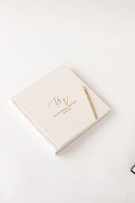 白色簽名冊，可作筆記與黏貼照片，訂製 23x23 公分相簿