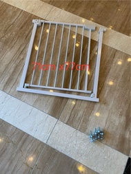 Baby or pet safety gate 嬰兒bb / 寵物 圍欄 欄杆 安全門（上水交收)(未計四邊螺絲釘基本尺寸如圖可調節) Trade at sheung shui