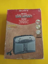 1990年代 SONY  WM  GX322  Walkman,  AM /AM Radio Cassette Recorder ， Stereo  Recording,  Stereo  Speakers,  Mega  Bass.  連原裝包裝盒, 兩件原裝配件但是應該沒有 耳塞, 未有說明書請看照片。 30多年前物件是比較少有。狀態是難得三十多年外觀可算新淨，  請留意是 2 手曾經使用並不是全新， 不過已經大約20年沒有用了， 原裝紙盒有陳舊痕跡請看圖片， 使用 2A 電池,