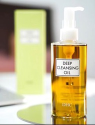 🈹️ Hot Pick⭐️卸妝油界 🥇冠軍 🛍️DHC 潔面養膚 卸妝油 200ml💝深入毛孔，卸淨濃妝 🥇深入毛孔，融化並浮出彩妝和毛孔中的污垢 💝用清水即可沖洗乾淨 植物成分，天然溫和 以橄欖精華