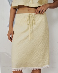 Reverie La Dolce Slip Skirt - กระโปรงเอวต่ำ เอวยางยืด ตกแต่งเชือกและลูกไม้ชายกระโปรง