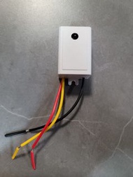 220V紅外線學習開關，用一般紅外線遙控器(例如電視遙控器)操作電器開關，可操作2000W以下。