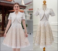 เดรสผ้าไทยสีขาว ผ้าทอลาย อัดกาว ทรงบาน แบบกั๊ก คอปีน (อก32-อก46)k