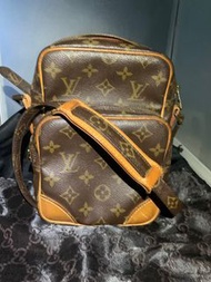 Louis Vuitton LV M45236 Amazone 經典花紋子母斜背包  記者包 航空包 相機包