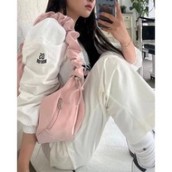 韓國代購 CARLYN 雲朵包 百搭簡約餃子包 大容量 啞光 4色 可調節肩帶雲朵包 BABE M