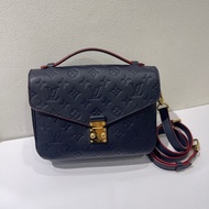 LV海軍藍牛皮壓紋郵差包