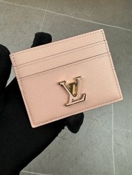 💕折扣 💕柔霧櫻花粉金屬標LV Lockme卡包 | Louis Vuitton Lockme Card Holder|