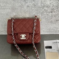 Chanel vintage暗紅荔枝皮銀釦mini cf方胖子鏈條包。配件如圖，卡標購證都在，十年前老包，價格挺可以。黑色都天價了！