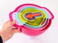 烘貝樂-繽紛多功能彩色碗塑料盆量勺10件套 量匙 量杯 量碗 過濾網 一套搞定 尺寸：如圖示 材質：高級塑料 耐熱：12
