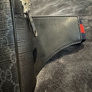 GUCCI黑色牛皮灰PVC銀錢拉鍊口袋胸包9成5【474293】