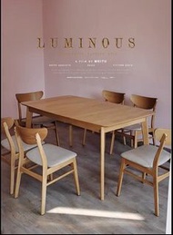 TAZU極力推介東南亞進口北歐日式簡約風格全實木原木色伸縮餐枱,餐桌.
選用全實木德國榉木打造,木紋細膩自然,圓角設計,安全細緻,線條簡約大方.
只需輕輕一拉,即可由四人枱變身六人餐台,方便招呼親朋好