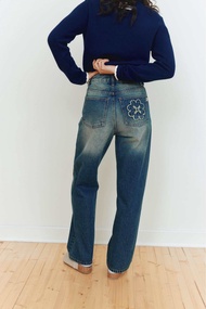 POCKETWOOD - Fuwa straight jeans [พร้อมส่ง] กางเกงยีนส์ขายาวเอวสูง ทรงกระบอกเล็ก ปักโลโก้ดอกไม้ปุยๆท