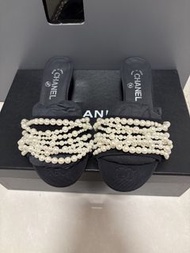 Chanel 珍珠拖鞋