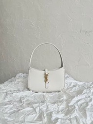 SAINT LAURENT聖羅蘭 YSL Le 5 A 7 古銅色金屬配件交織字母標誌 光滑小牛皮 腋下包流浪包手提單肩包 小號 女款 白色
