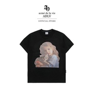 ADLV [acme de la vie] เสื้อยืด Oversize รุ่น Wave Hair Cat Hug Girl Baby Face Short Sleeve T-Shirt (