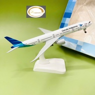 Boeing B777-300ER Garuda Indonesia Airplane Model Solid Alloy High Quality Seamless Wheels 1:400 Sca