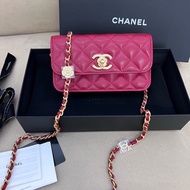 Chanel 單肩斜挎手機包woc 山茶花荔枝紋牛皮 尺寸約17×10.5×4.5  23年