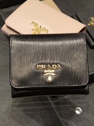 英國代購 英國直送 PRADA leather wallet Black Women's Flap 黑色 銀包 短銀包 波浪紋 logo 英國outlet 皮革 真皮 短夾 禮物 聖誕禮物 生日禮物 