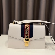 Gucci白牛皮Sylvie小號 手轉釦手提斜背包