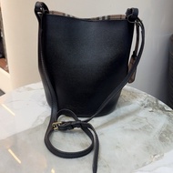 Burberry巴寶莉經典戰馬格子水桶包 材質：牛皮 款式：單肩包