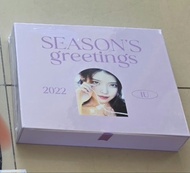 IU（李知恩）2022 官方年曆組（IU 2022 Season's Greetings），外盒為淡紫色設計