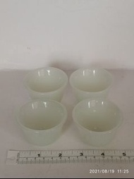 一手四隻2.5寸中國玉杯，其中一只有小凹瑕疵，共售200元。