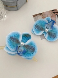 1只藍色蝴蝶蘭花形狀的女士髮夾,適合日常或度假髮型