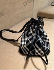 巴寶莉英倫格紋BBR水桶包