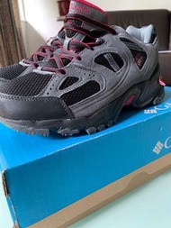Columbia 行山鞋