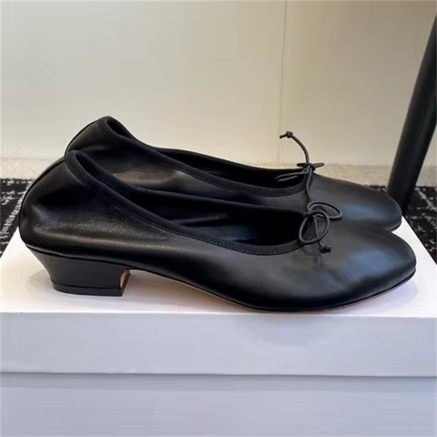 The Brand New Retro Flat Shoes Are Made of Smooth and Soft Sheepskin Handmade by Hand, While the Bal