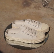 KIM&CO. Rainy(KF016W) รองเท้าผ้าใบแฟชั่นผู้หญิง สีขาวเปิดส้น สไตล์มินิมอล บิดงอได้ 180 องศา