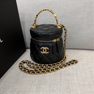 CHANEL香奈兒 琺瑯提把黑色菱格紋小羊皮圓筒包