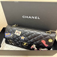 未使用公價10萬+Chanel 經典CF 25 徽章貼紙款，黑色小羊皮，金扣獨特嘅溜冰鞋、星星、彩虹徽章，別具童趣，好有紀念價值。 菱格紋質感細滑，鏈條可單肩、斜挎，日常出街非常吸睛。 尺寸25cm，